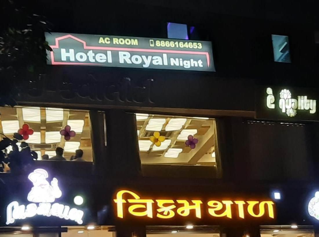 Hotel Royal Night Ahmedabad Esterno foto