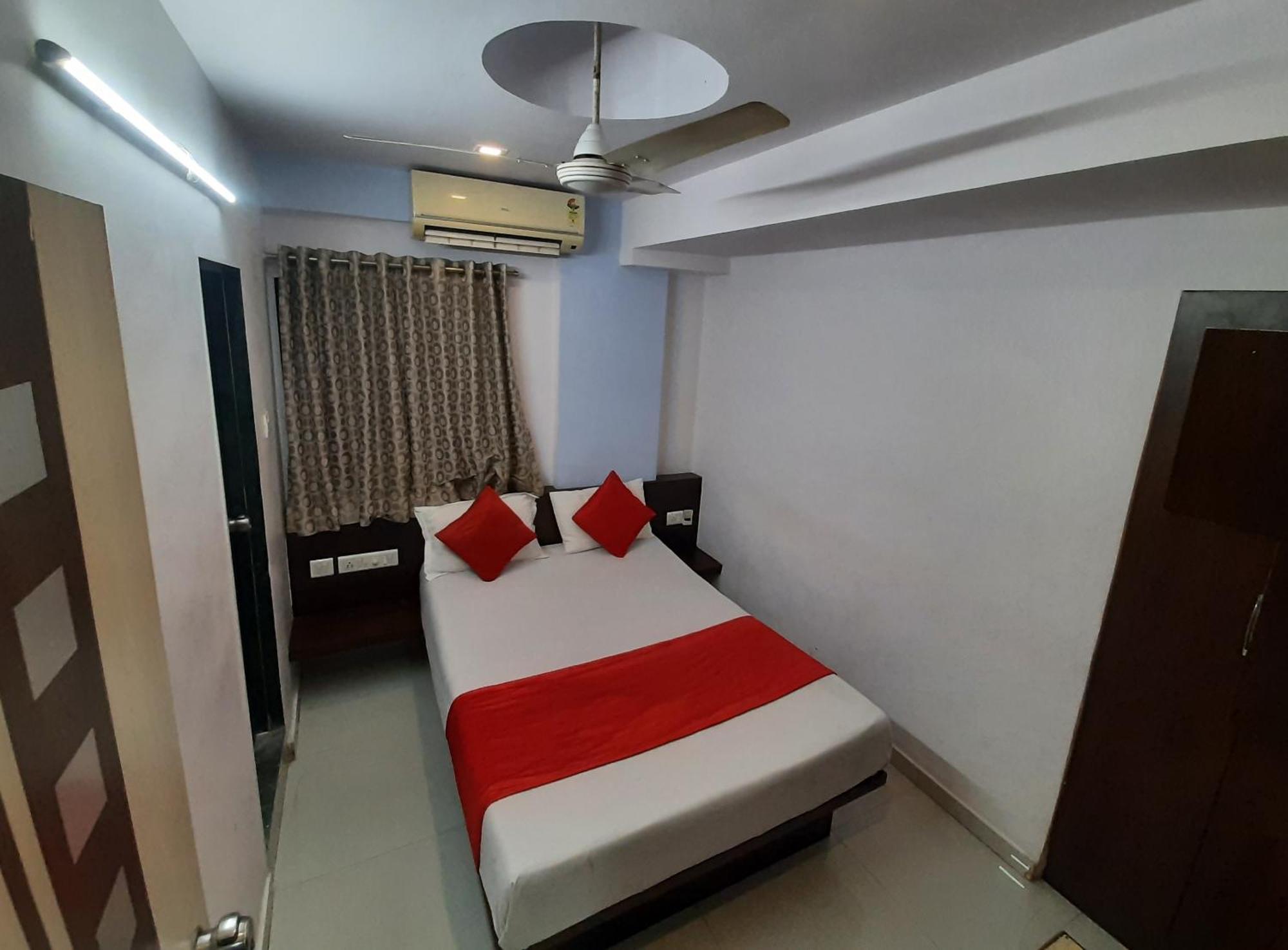 Hotel Royal Night Ahmedabad Esterno foto