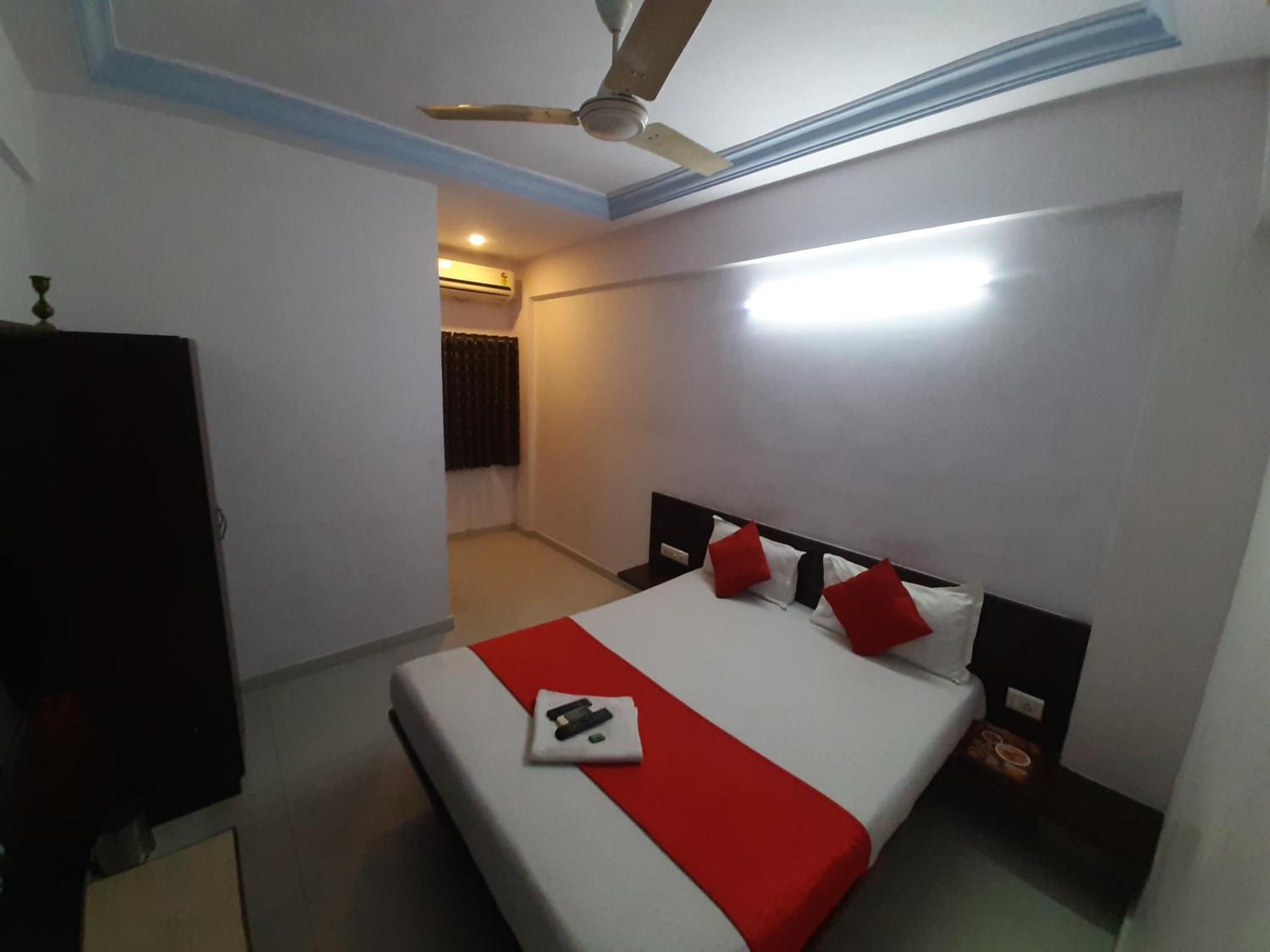 Hotel Royal Night Ahmedabad Esterno foto