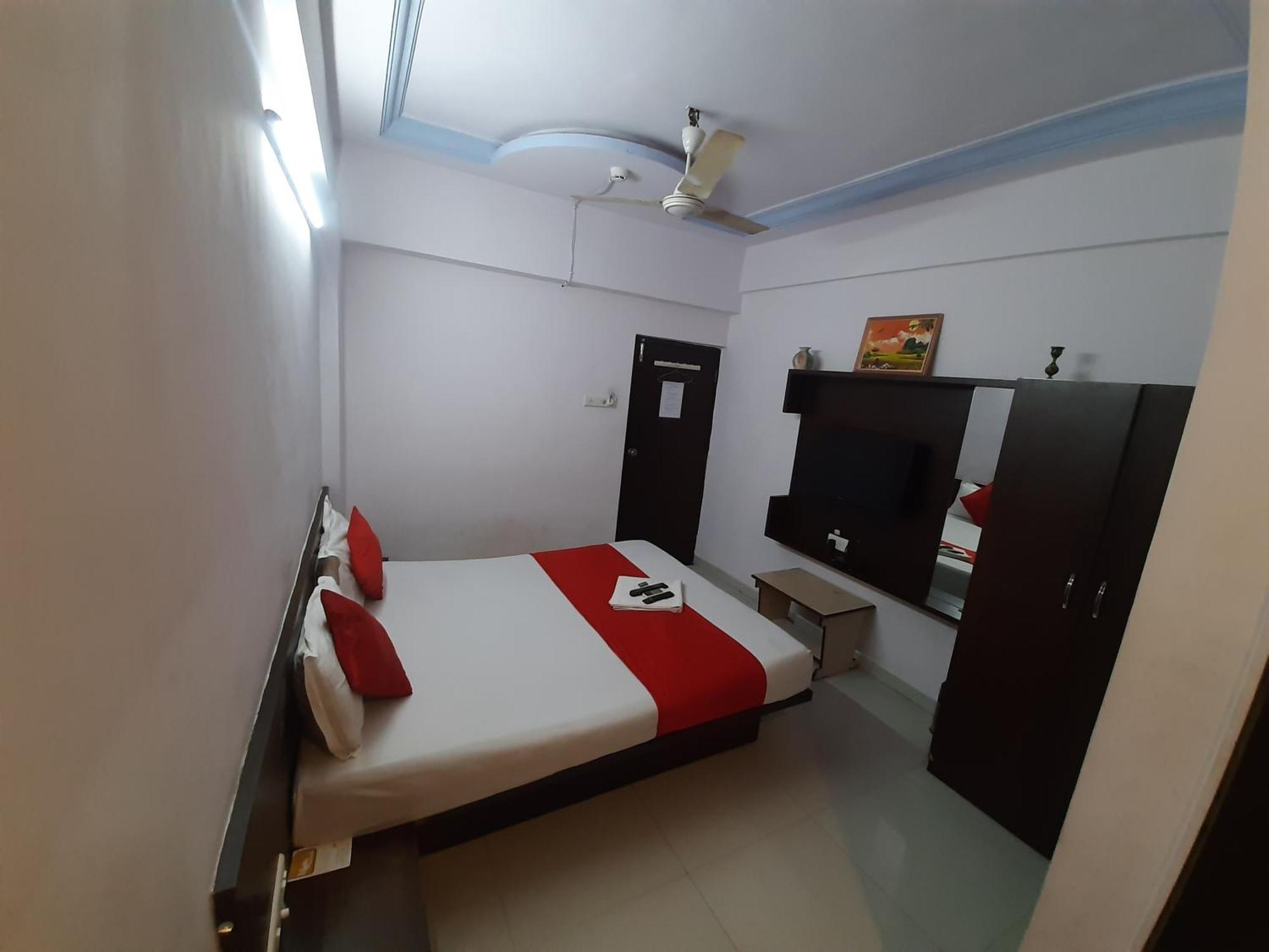 Hotel Royal Night Ahmedabad Esterno foto