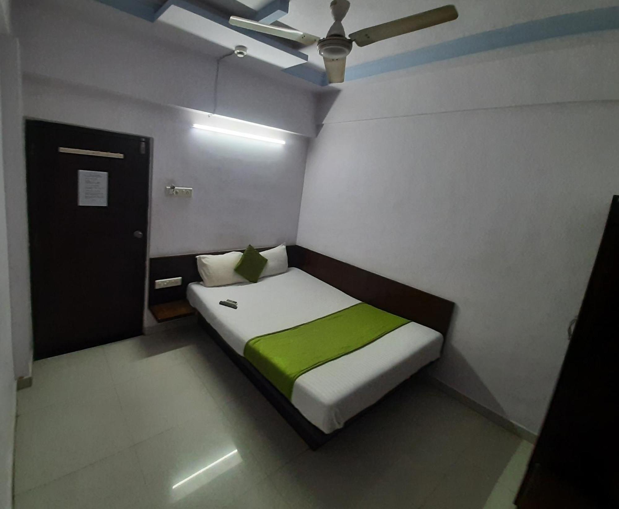 Hotel Royal Night Ahmedabad Esterno foto