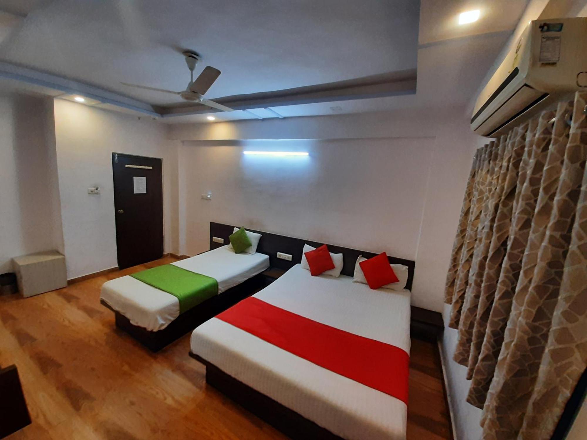 Hotel Royal Night Ahmedabad Esterno foto