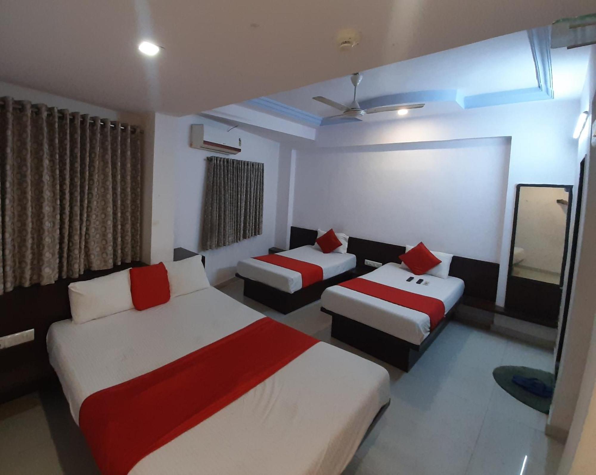 Hotel Royal Night Ahmedabad Esterno foto