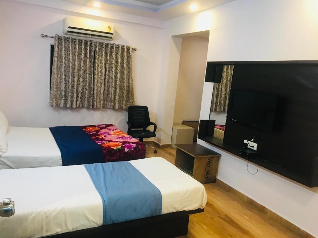 Hotel Royal Night Ahmedabad Esterno foto