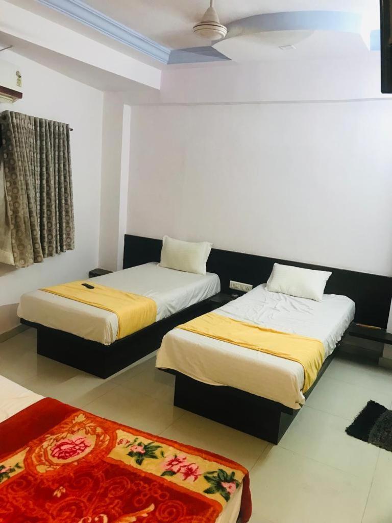 Hotel Royal Night Ahmedabad Esterno foto