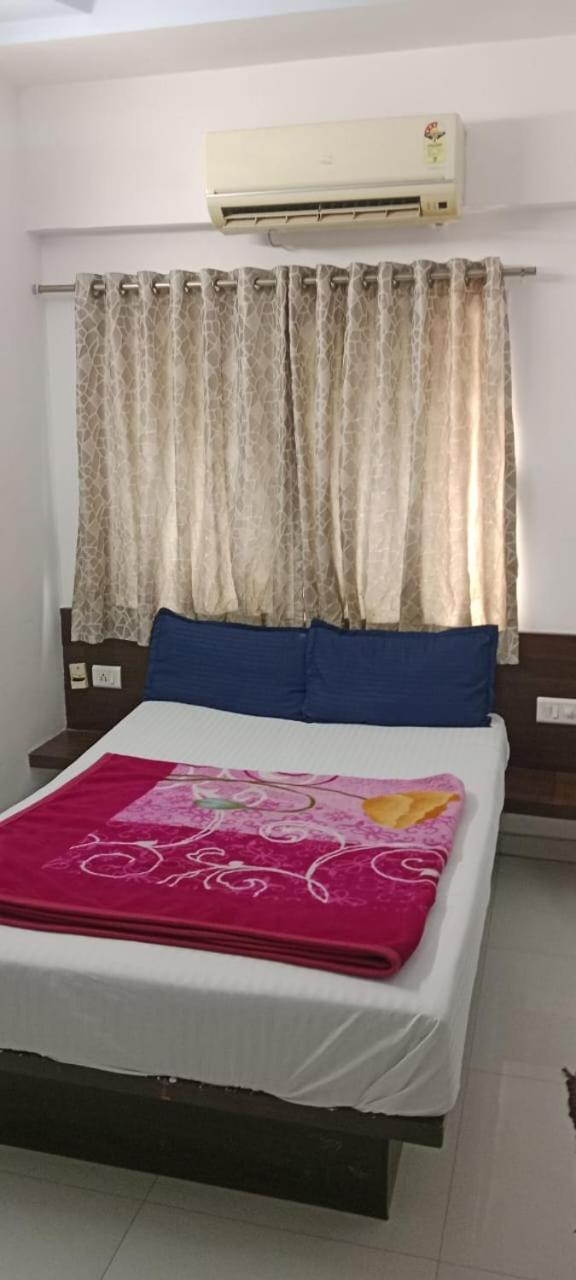 Hotel Royal Night Ahmedabad Esterno foto
